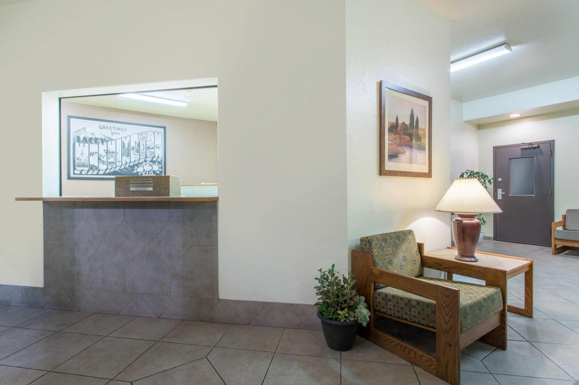Super 8 By Wyndham Lacey Olympia Area Bagian luar foto